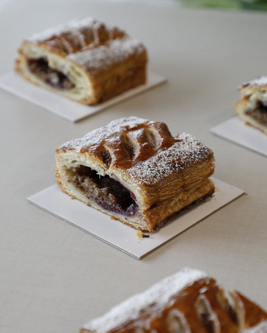 Jalousies aux fruits rouges et crème d’amande
